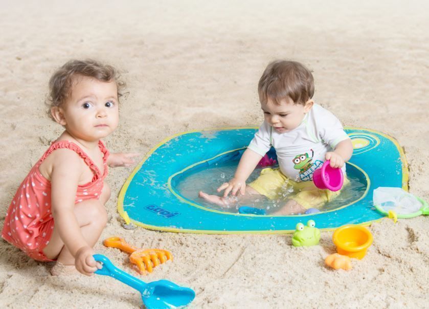 niños jugando playa