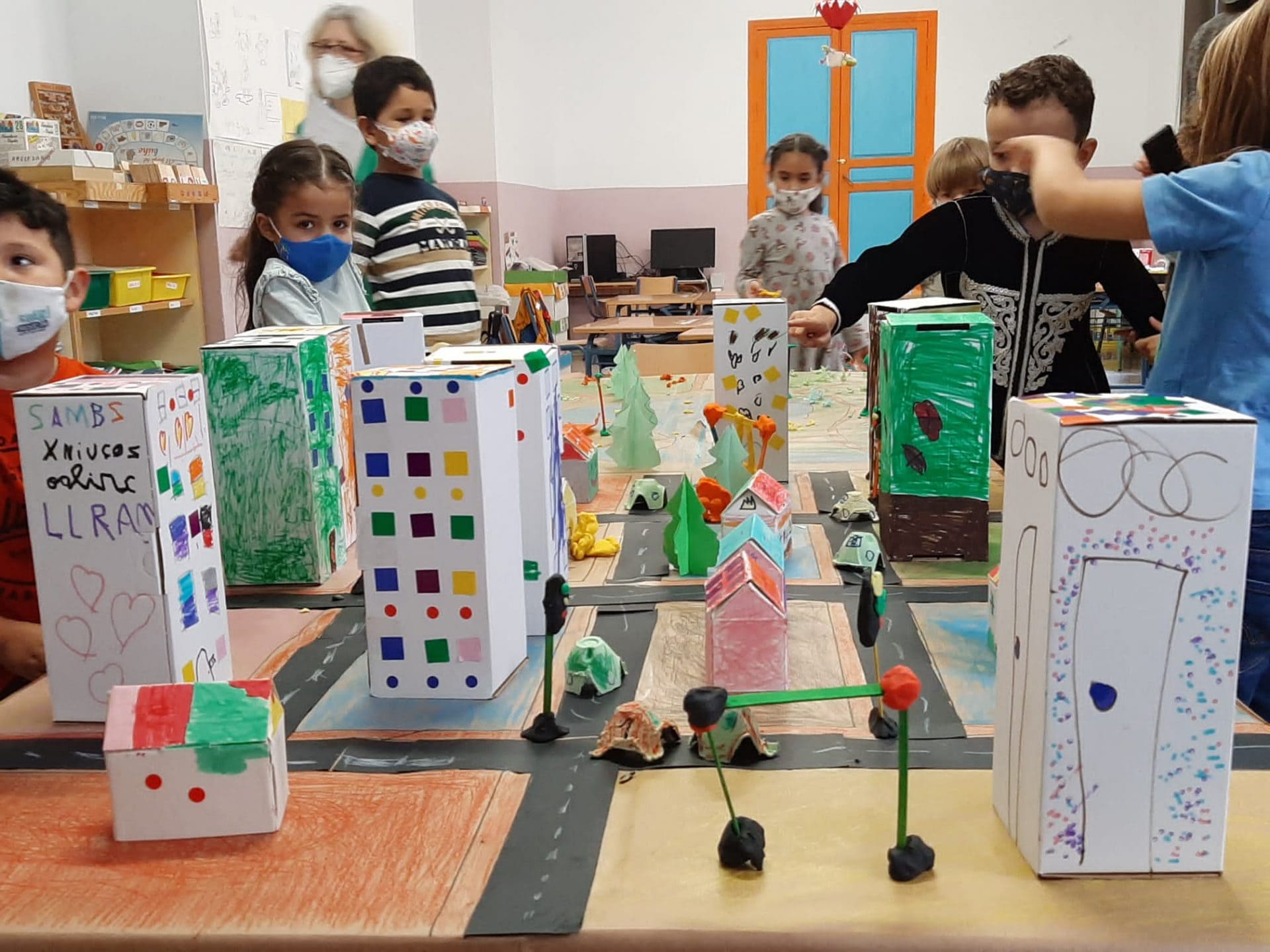 niños jugando con Mahatma Play