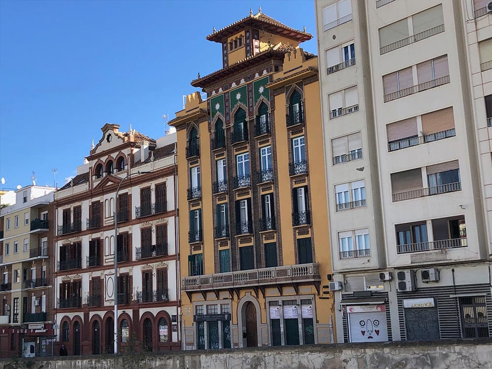 REHABILITACIÓN DE FACHADA CATALOGADA EN EDIFICIO DE VIVIENDAS