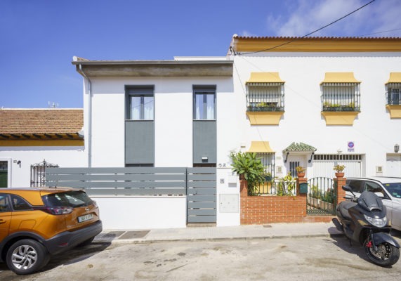 Fachada de vivienda unifamiliar adosada entre medianeras en El Palo